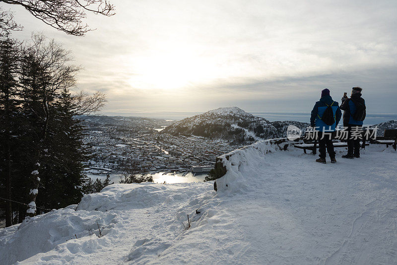 冬天在户外的人们:卑尔根(Bergen)的弗洛因山(Floyen hill)的人们